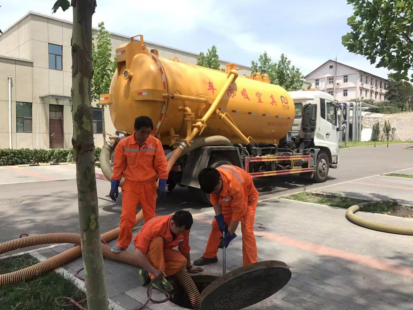 通辽管道疏通车停在窨井附近