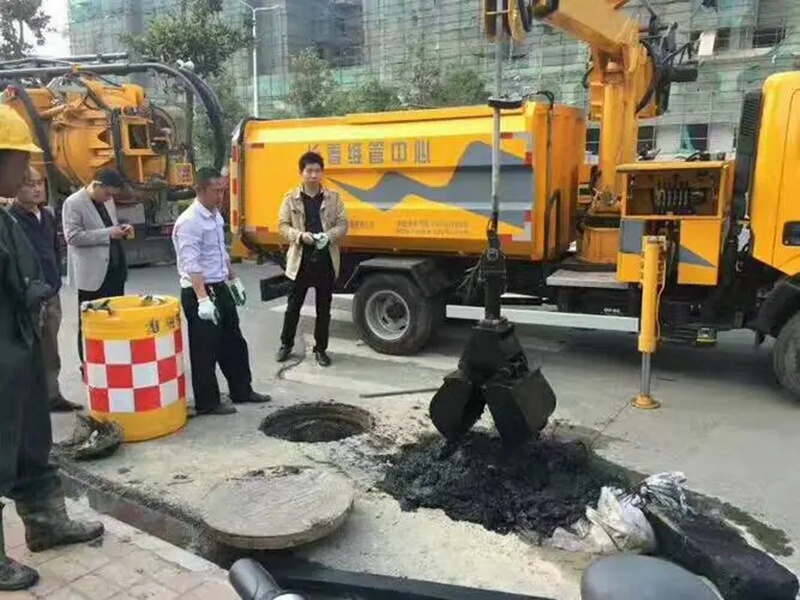 通辽街道：网格员化身“清道夫”，为民解忧疏通“堵心”化粪池