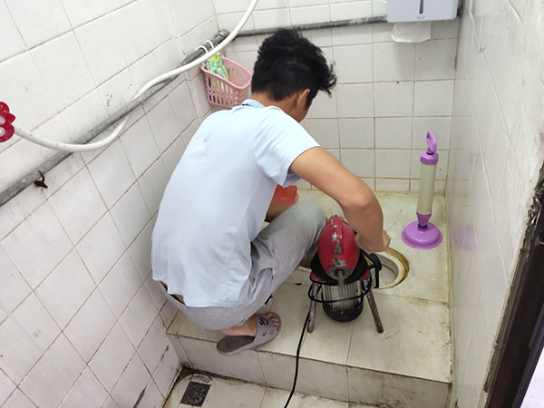 通辽管道堵塞冒臭气 专业师傅现场解决问题
