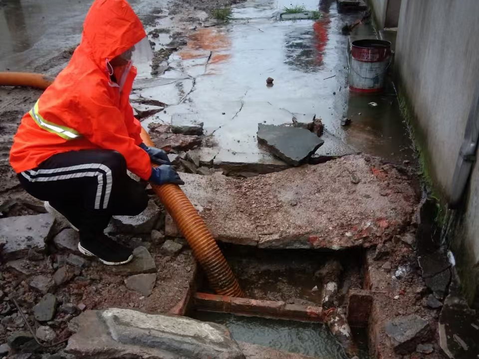 通辽专业清理污水池 炜誉市政以规范流程守护城市 “肠道”