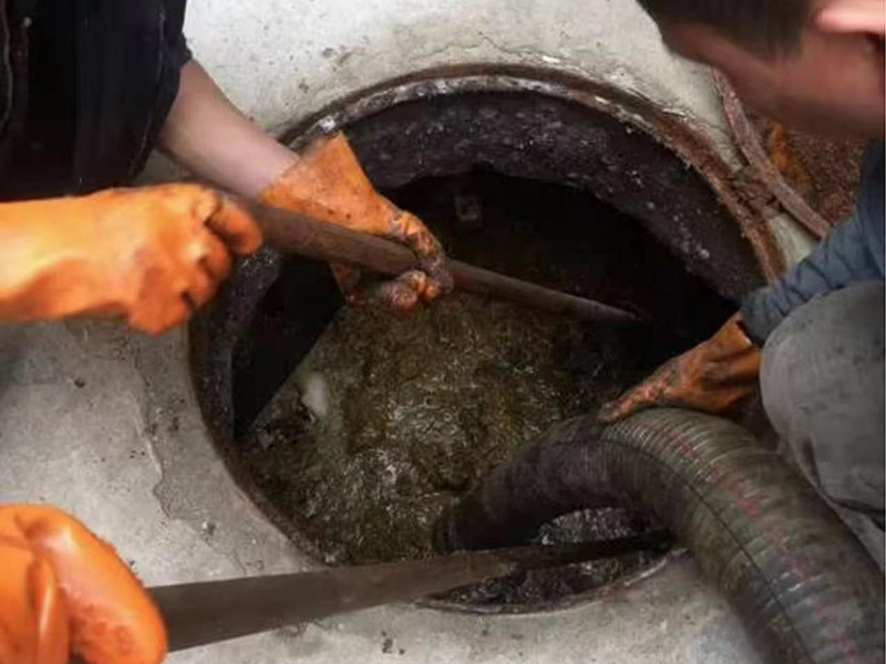 通辽清理化粪池时如何避免沼气的危害？